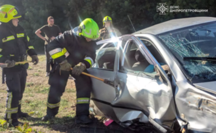 Надзвичайники Кривого Рогу деблокували тіло чоловіка з понівеченого авто
