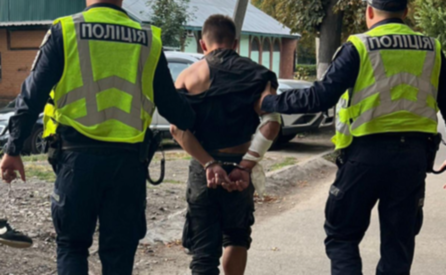 Вкрав кілька пачок цигарок та погрожував охоронцю ножем: правоохоронці Кривого Рогу затримали зловмисника