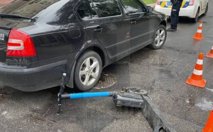 У Кривому Розі автівка збила двох підлітків на самокаті
