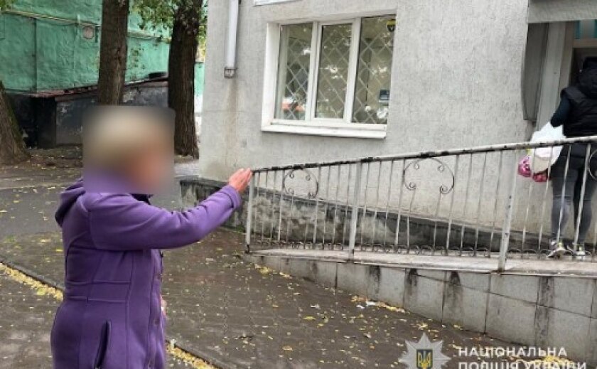Пограбував жінку похилого віку біля банкомату: у Кривому Розі поліцейські затримали чоловіка
