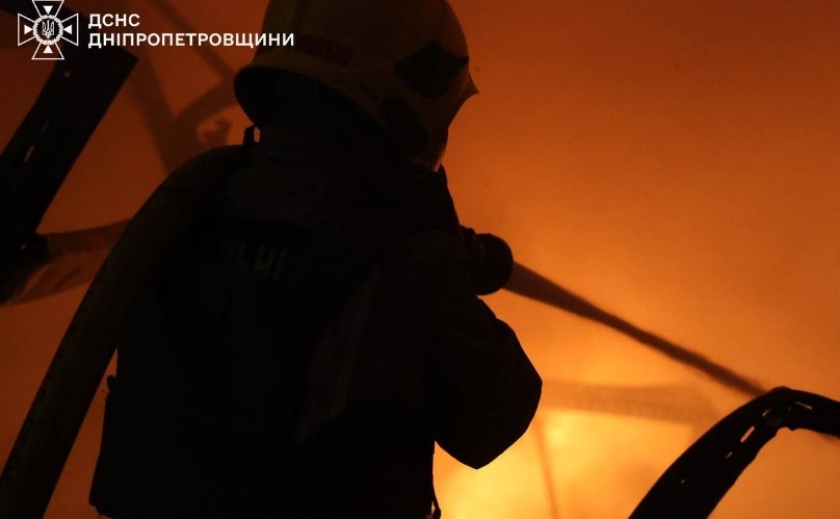 Масштабну пожежу після ворожої атаки у Кривому Розі ліквідовували 86 рятувальників