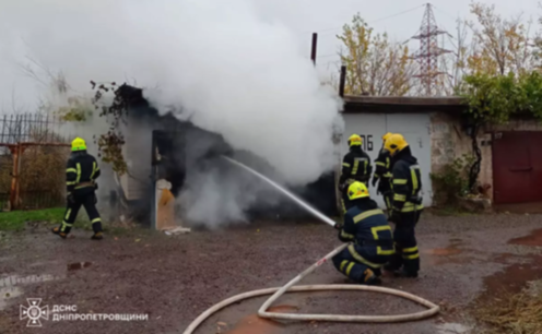 Рятувальники Кривого Рогу загасили палаючий гараж з автомобілем всередині