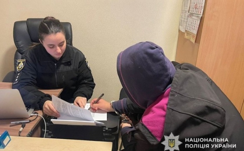 Схопила сумку і втекла: поліція Кривого Рогу затримала підозрювану в пограбуванні жінки