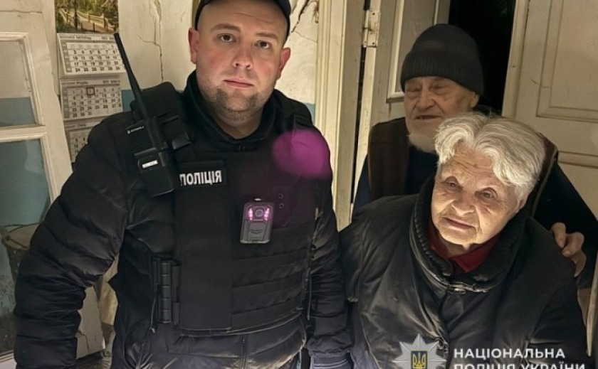 Поліцейські Кривого Рогу допомогли літнім людям евакуюватися з пошкодженого після ракетного удару будинку
