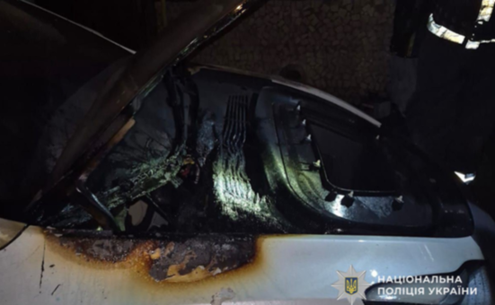 У Кривому Розі поліцейські затримали чоловіка за умисне пошкодження автомобіля