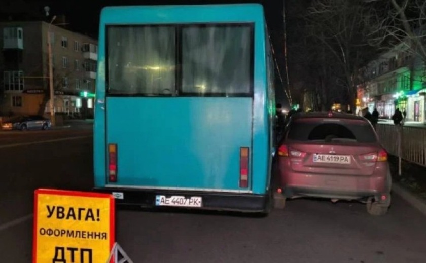 У Кривому Розі зіткнулися чотири легковики та маршрутка