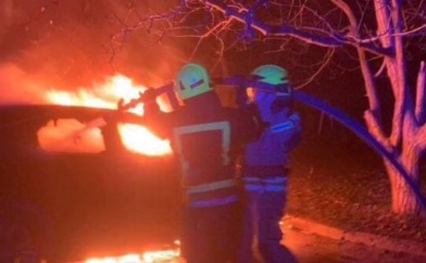 В одному з районів Кривого Рогу вночі згоріли кілька автівок