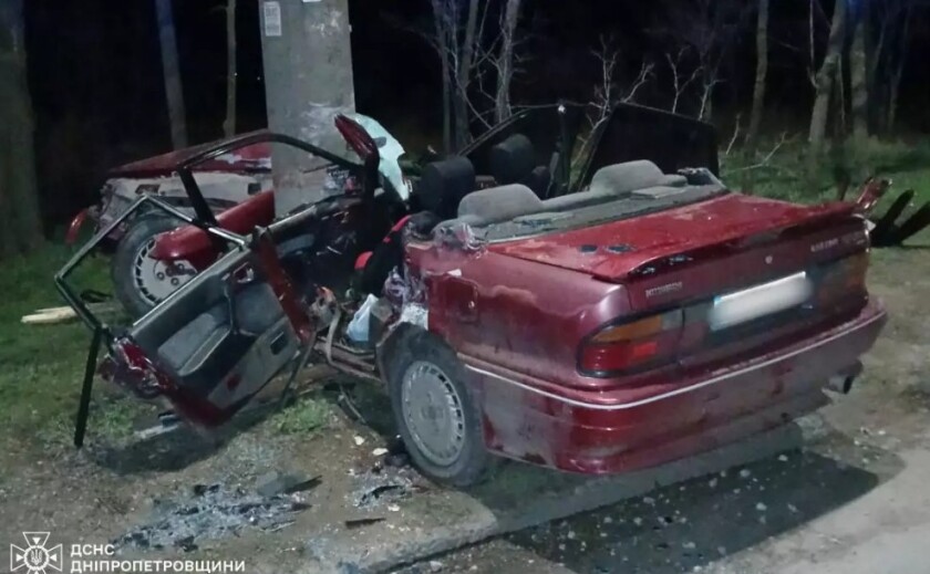 Водій в’їхав у стовп: у Кривому Розі надзвичайники деблокували чоловіка з понівеченого внаслідок ДТП автомобіля