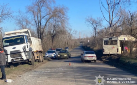 У Кривому Розі зіткнулися вантажівка та автобус з пасажирами: постраждали четверо людей