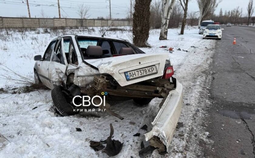 У Кривому Розі водій позашляховика влетів у припарковану автівку
