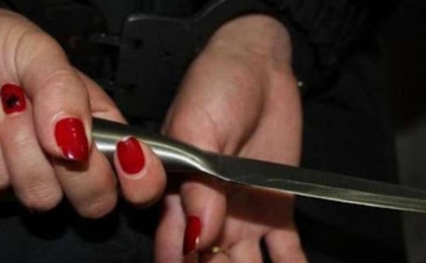 Вдарила ножем цивільного чоловіка: криворізькі поліцейські затримали 63-річну жінку