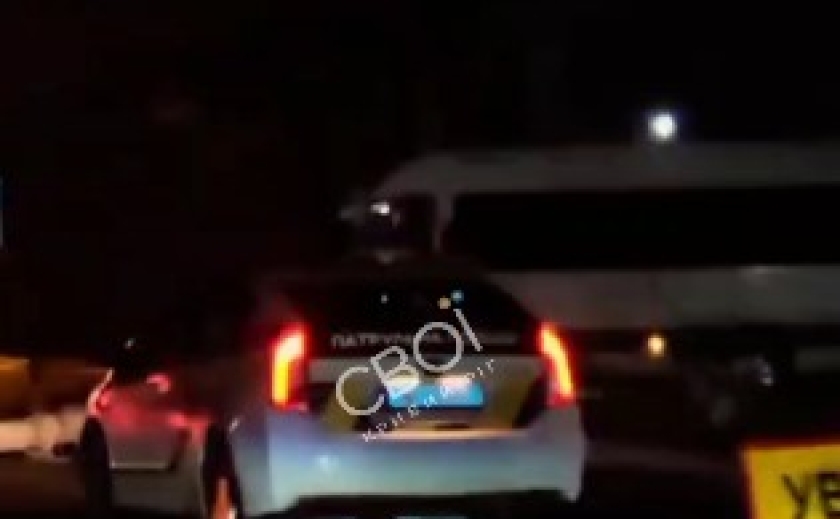 У Кривому Розі мікроавтобус врізався у стовп