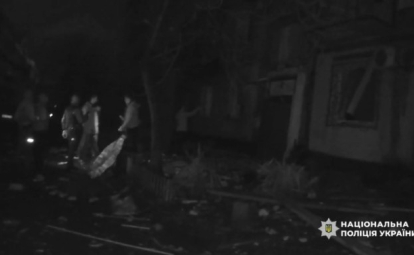 Криворізькі поліцейські врятували літню жінку з пошкодженого будинку після ворожого обстрілу
