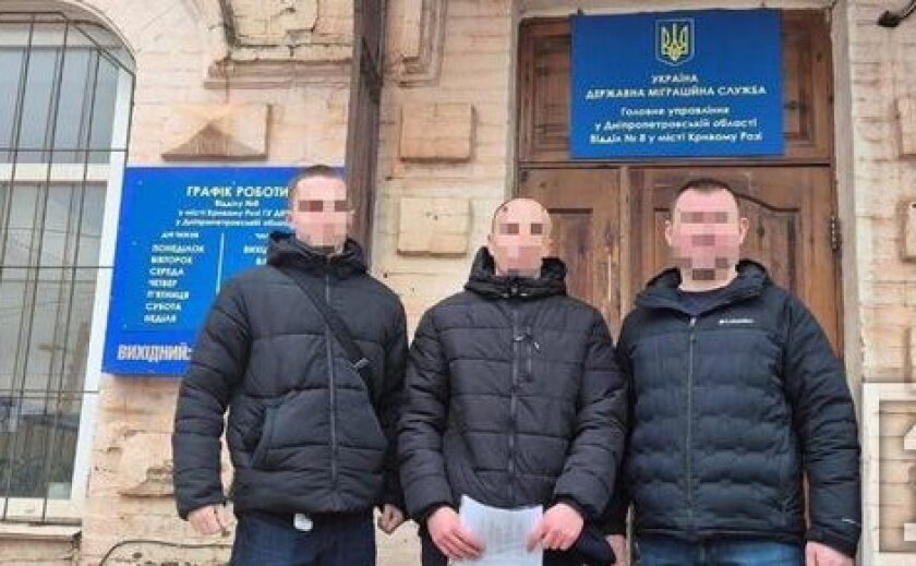 Поліцейські міграційної поліції доставили до пункту тимчасового перебування нелегального мігранта - громадянина рф, який звільнився з виправної колонії у Кривому Розі