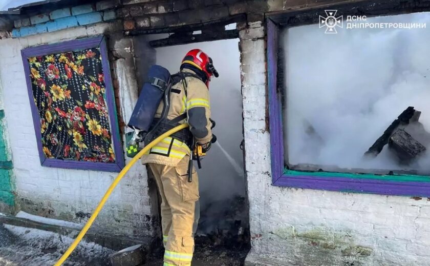 Криворізький район: ліквідовуючи пожежу у будинку, вогнеборці врятували чоловіка