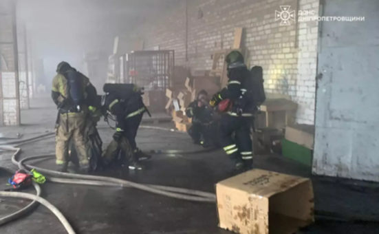 Під час ліквідації пожежі в складському приміщенні надзвичайники Кривого Рогу врятували двох чоловіків