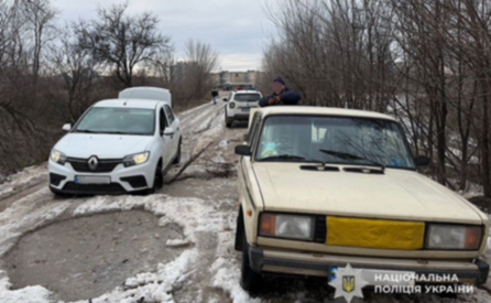 На Криворіжжі поліцейський допоміг водіям на проблемній ділянці дороги