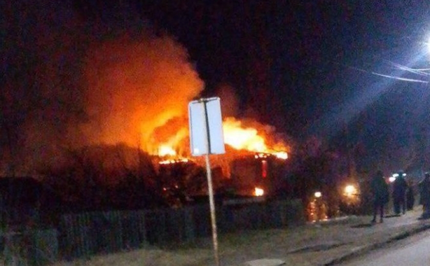 У Кривому Розі врятували дитину і дорослого з палаючої оселі