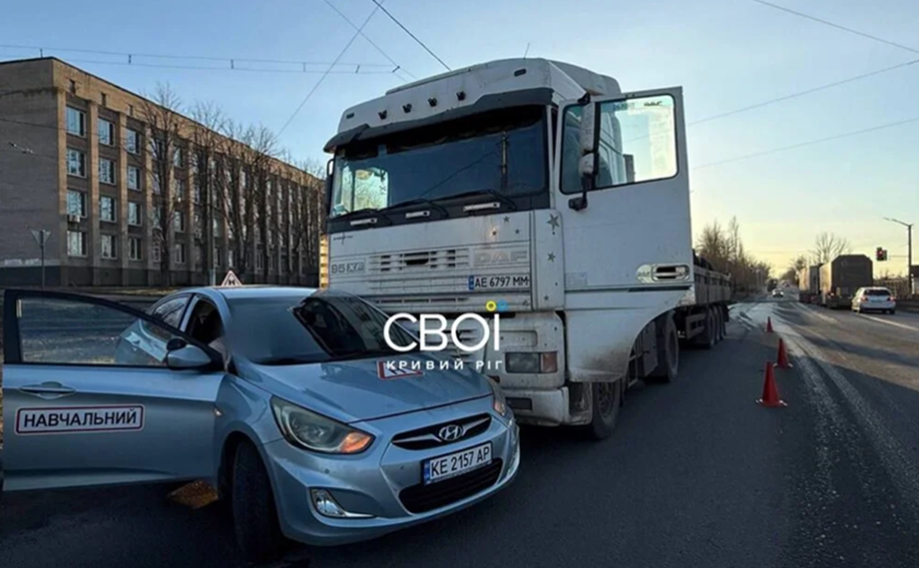 У Кривому Розі фура протаранила легковик автошколи: подробиці ДТП