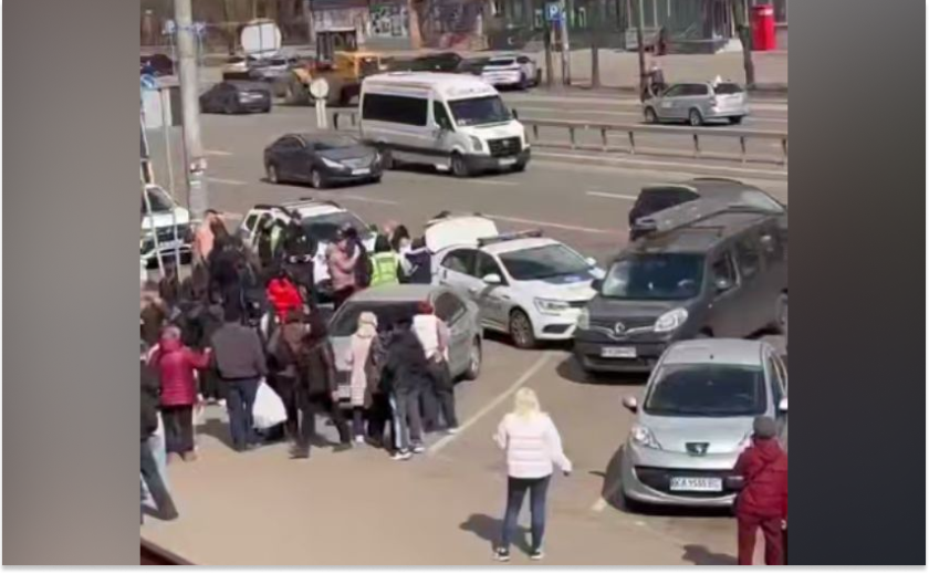 Перебуває в розшуку ТЦК: у Кривому Розі стався конфлікт між патрульними та цивільними під час затримання чоловіка
