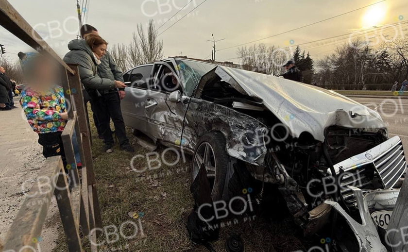 У Кривому Розі Mercedes та Hyundai влетіли в пішоходів, серед постраждалих – дитина: подробиці ДТП