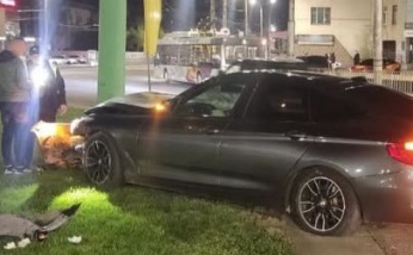 У Кривому Розі водій BMW не справився з керуванням та наїхав на електроопору