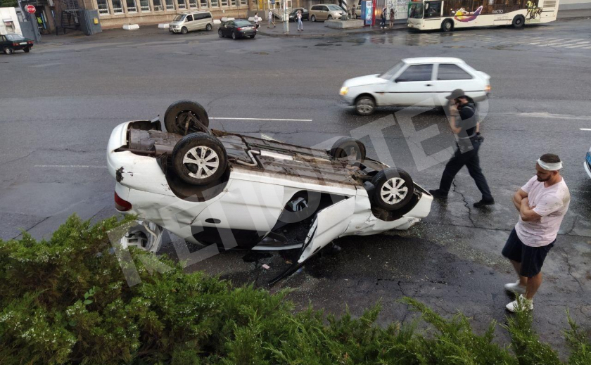 В Кривом Роге авто перевернулось на крышу, водитель выжил