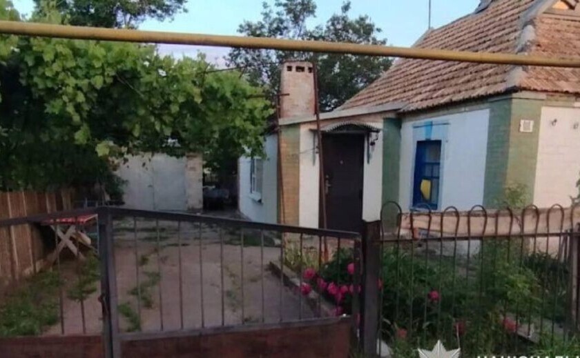 На Криворіжжі чоловік розбив вікно в приватний будинок і напав на пенсіонерів