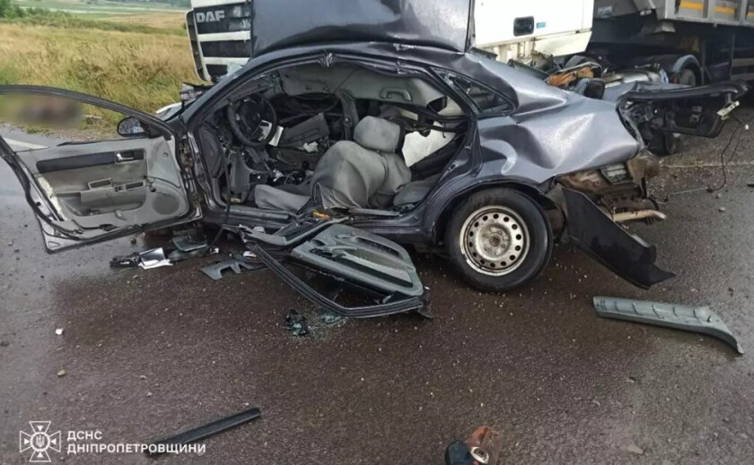 У Криворізькому районі фура розчавила легковик: загинув 25-річний водій