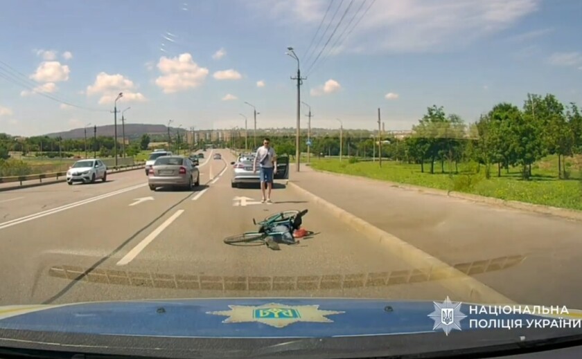 У Кривому Розі поліцейський врятував чоловіка, який поранив ногу та не міг рухатись