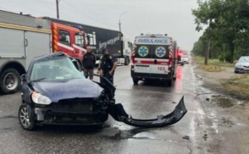 В Кривом Роге столкнулись легковой автомобиль Hyundai и грузовик: пострадали два человека