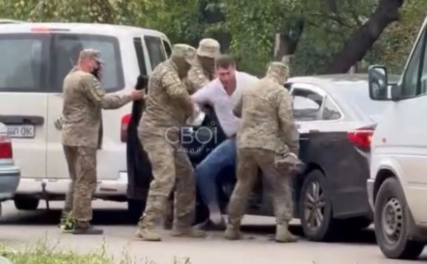 «Незаконне позбавлення волі або викрадення людини»: у Кривому Розі люди у формі витягли таксиста з машини та «задули» його балончиком