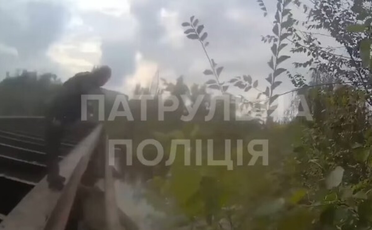 У Кривому Розі врятували чоловіка, який впав із мосту в річку